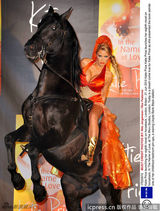组图：艳星乔丹红装爆乳骑骏马宣传新书