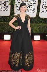 组图：金球红毯《傲骨贤妻》玛格里斯深V秀美胸