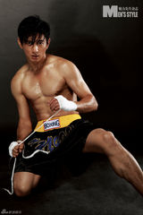 组图：吴奇隆半裸登时尚杂志封面 秀性感身材