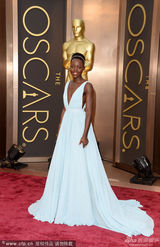 组图：《为奴》黑人女星露皮塔-尼永奥深V纱裙