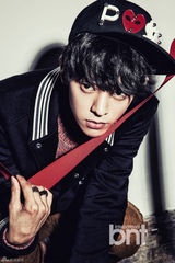 组图：韩歌手郑俊英时尚写真 展休闲绅士风