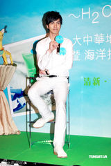 幻灯图：李小璐性感亮相 为代言品站台捞金