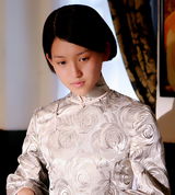 组图：《铁血男儿》杀青 苏青素颜洋装独显气质