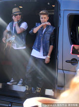 组图：比伯当街献唱谢歌迷 小天王自恋摸发