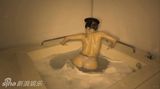 组图：GagaMV着内衣蛋糕打滚 浴室摆臀诱惑情挑