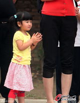 组图：姚明可爱女儿曝光 三岁小萝莉个头高