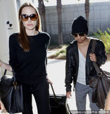 组图：朱莉与养子同返洛杉矶 全黑装扮酷劲十足