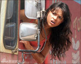 组图：《弯刀》再发新剧照 林赛装纯阿尔芭狂野冷艳