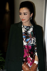 高清组图：秦岚圣诞街拍LOOK绿色大衣搭配彩裙