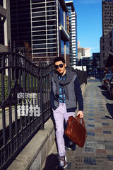 明星爱街拍：井柏然扮酷耍帅 冬日阳光下如少年