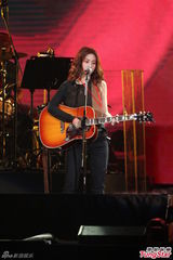 组图：陈绮贞演唱会男友现身 豪放上演女女舌吻