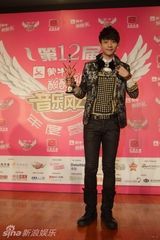 组图：第12届音乐风云榜盛典 众星后台秀奖杯