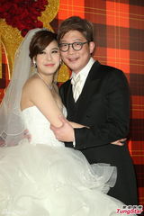 组图：黄小柔出嫁盼造人 穿低胸婚纱挽老公亮相