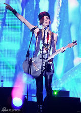 组图：韩星鲁敏宇发新辑眼线妆妖艳创可贴遮点