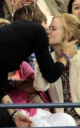 组图：妮可-基德曼与老公观战美网 凯斯热吻娇妻