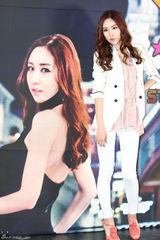 组图：韩星简美妍写真记者会 优雅性感妩媚动人