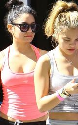 组图：凡妮莎-哈金斯购物 粉红背心秀事业线