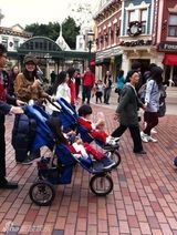 组图：Lucas圣诞装扮童趣大发 现身迪斯尼乐园 