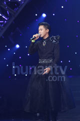 组图：快男复活赛上演 大热魏一宁裙装献唱落败