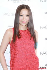 组图：汪圆圆大婚在即 红色花纹短裙喜庆亮相