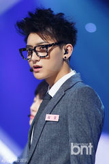 组图：EXO打榜夺冠 前WG宣美复出光脚秀长腿