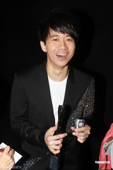 组图：光良演唱会台上庆生 被男歌迷示爱显尴尬