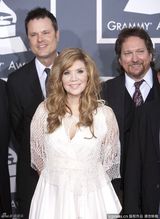 组图：格莱美红毯群星纷纷亮相星光熠熠