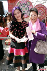 组图：杨千嬅亮相贺岁活动 桃花服饰优雅喜庆