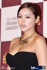 组图：文彩元朴信惠等盛装亮相演技大赏红毯