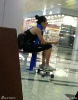 组图：张柏芝新加坡热衷慈善 滑滑板自在生活