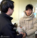 幻灯：张佑赫金钟民正式退伍 行军礼精神抖擞