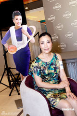 幻灯图：汪明荃庆母亲节当评委 化身时尚女皇