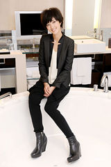 组图：桂纶镁拍写真黑衣黑裤出镜中性风显帅气