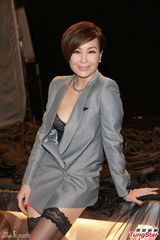 组图：张智霖为自己导MV 蔡一杰伍咏薇现场搞怪