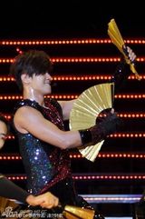 组图：罗志祥广州个唱妈妈现身力挺 穿白裙跳扇子舞