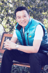 组图：佟凡冬日明媚写真彰显男人情怀