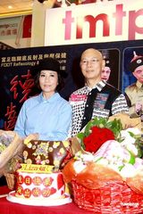 组图：汪明荃生日罗家英送香吻 马不停蹄宣传粤剧