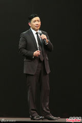 组图：杜汶泽西装登台说秀 夫妻当众热吻