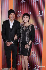 组图：大肚汤盈盈出席颁奖晚会 应届港姐三甲同场