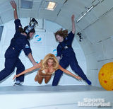 组图：抖奶超模凯特-阿普顿零重力写真展比基尼诱惑