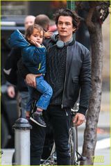 组图：米兰达开心赴日 前夫带萌子显父爱