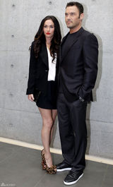 组图：梅根同丈夫现身米兰时装周 黑衣红唇冷艳