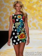 组图：坎蒂丝妖娆走秀身姿婀娜