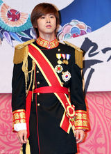 幻灯图：音乐剧《宫》发布会 郑允浩出席帅气亮相