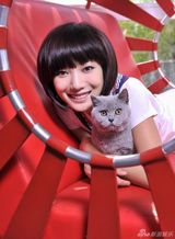 幻灯图集：王珞丹拍宠物写真 仿猫咪表情俏皮可爱