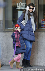 组图：凯蒂戴绒毛耳罩扮嫩 小苏瑞撅嘴成不爽妹