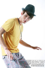 组图：徐正曦登杂志封面 多面风格展现男儿本色