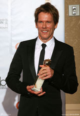 高清组图：凯文-贝肯获电视类影帝 手捧奖杯很开心