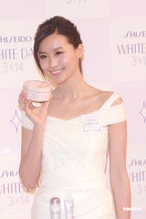 组图：陈法拉白色情人节出席活动 自称静待惊喜