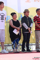 组图：蔡康永顶高温率千人唱反核歌曲